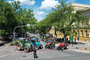 Blokada Štrosmajerove ulice traktorima na protestu poljoprivrednika