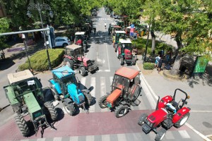 Blokada Štrosmajerove ulice traktorima na protestu poljoprivrednika