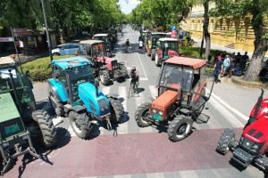 Blokada Štrosmajerove ulice traktorima na protestu poljoprivrednika