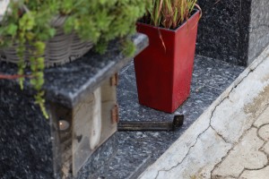 Oskrnavljeni nadgrobni spomenici na Pravoslavnom groblju u Dudovoj šumi