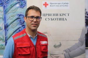 Podela kuvanih obroka Narodne kuhinje Crvenog krsta