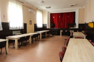 Podela kuvanih obroka Narodne kuhinje Crvenog krsta