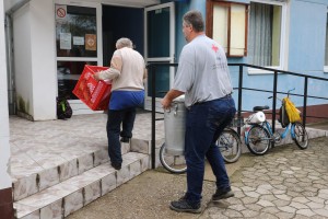 Podela kuvanih obroka Narodne kuhinje Crvenog krsta