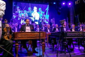 Koncert mađarskog ciganskog simfonijskog orkestar "100 violina"