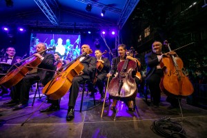Koncert mađarskog ciganskog simfonijskog orkestar "100 violina"
