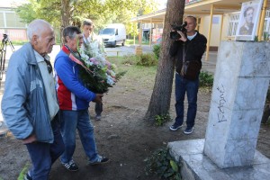 Polaganje venaca kod postamenta Jovanu Mikiću Spartaku