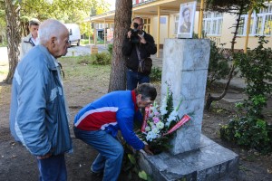 Polaganje venaca kod postamenta Jovanu Mikiću Spartaku