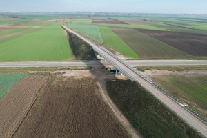 Polaganje mladih sadnica u sklopu podizanja vetrozaštitnog pojasa