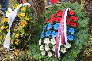 Polaganje venaca na spomenik "Balada vešanih"