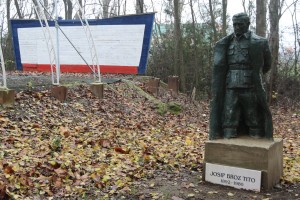 Polaganje venaca na bistu Josipu Brozu Titu povodom Dana SFRJ
