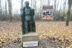 Polaganje venaca na bistu Josipu Brozu Titu povodom Dana SFRJ