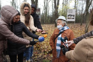 Polaganje venaca na bistu Josipu Brozu Titu povodom Dana SFRJ