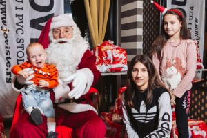 Podela novogodišnjih paketića deci zaposlenih u "Jovistu"