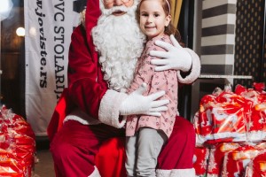 Podela novogodišnjih paketića deci zaposlenih u "Jovistu"