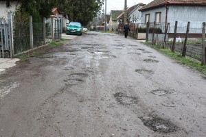 Neasfaltirani (kraterima prošaran) deo ulice Partizanskih baza