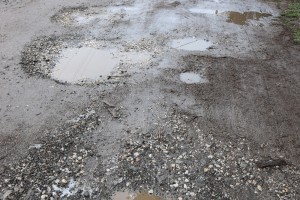 Neasfaltirani (kraterima prošaran) deo ulice Partizanskih baza