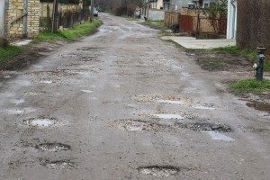 Neasfaltirani (kraterima prošaran) deo ulice Partizanskih baza