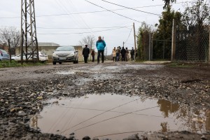 Neasfaltirani (kraterima prošaran) deo ulice Partizanskih baza