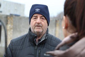 Neasfaltirani (kraterima prošaran) deo ulice Partizanskih baza