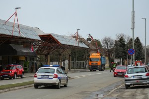 Olujni vetar digao deo krova sa autobuske stanice
