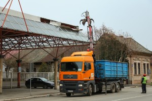 Olujni vetar digao deo krova sa autobuske stanice
