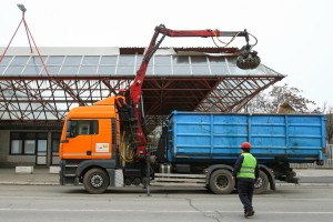 Olujni vetar digao deo krova sa autobuske stanice