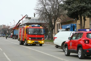 Olujni vetar digao deo krova sa autobuske stanice