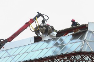 Olujni vetar digao deo krova sa autobuske stanice