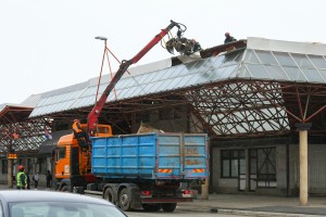 Olujni vetar digao deo krova sa autobuske stanice