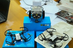 Razgovor sa učenicima koji su postigli uspeh na takmičenju iz programiranja i upravljanja dronovima