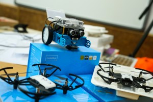 Razgovor sa učenicima koji su postigli uspeh na takmičenju iz programiranja i upravljanja dronovima