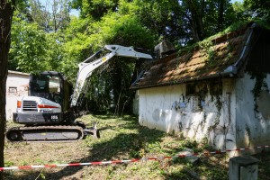 Početak radova na uklanjanju nelegalnih i oronulih objekata u Vikend naselju na Paliću