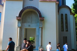 Osvećenje i podizanje krstova na Pravoslavni hram u Novom Žedniku