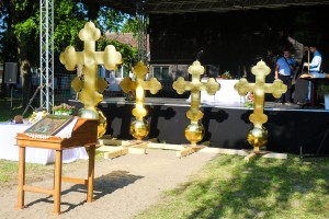 Osvećenje i podizanje krstova na Pravoslavni hram u Novom Žedniku