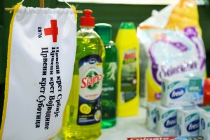 Podela paketa sa hranom za socijalno ugrožene korisnike Narodne kuhinje Crvenog krsta