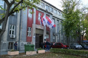 Prikupljanje potpisa podrške za decembarske izbore u sedištu GrO SNS Subotica