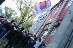 Prikupljanje potpisa podrške za decembarske izbore u sedištu GrO SNS Subotica