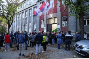 Prikupljanje potpisa podrške za decembarske izbore u sedištu GrO SNS Subotica