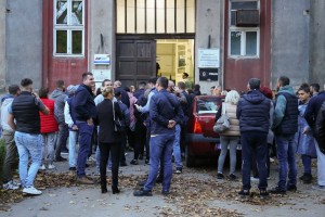 Prikupljanje potpisa podrške za decembarske izbore u sedištu GrO SNS Subotica