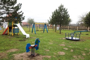 Dečje igralište u dvorištu MZ "Makova sedmica"