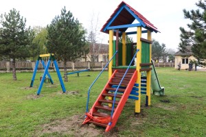 Dečje igralište u dvorištu MZ "Makova sedmica"