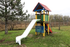 Dečje igralište u dvorištu MZ "Makova sedmica"