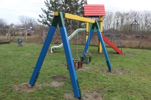 Dečje igralište u dvorištu MZ "Makova sedmica"