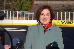 Postavljanje leda na Gradskom klizalištu