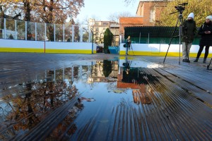 Postavljanje leda na Gradskom klizalištu