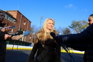 Postavljanje leda na Gradskom klizalištu