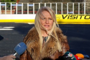 Postavljanje leda na Gradskom klizalištu