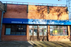 Postavljanje leda na Gradskom klizalištu