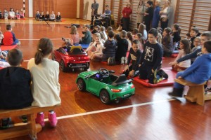 Učenici nižih razreda OŠ "Kizur Ištvan" u kvizu poznavanja saobraćajnih propisa