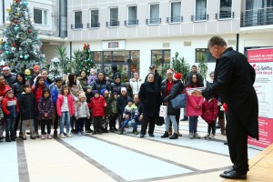 Podela novogodišnjih paketića u akciji udruženja "Za Suboticu svim srcem"